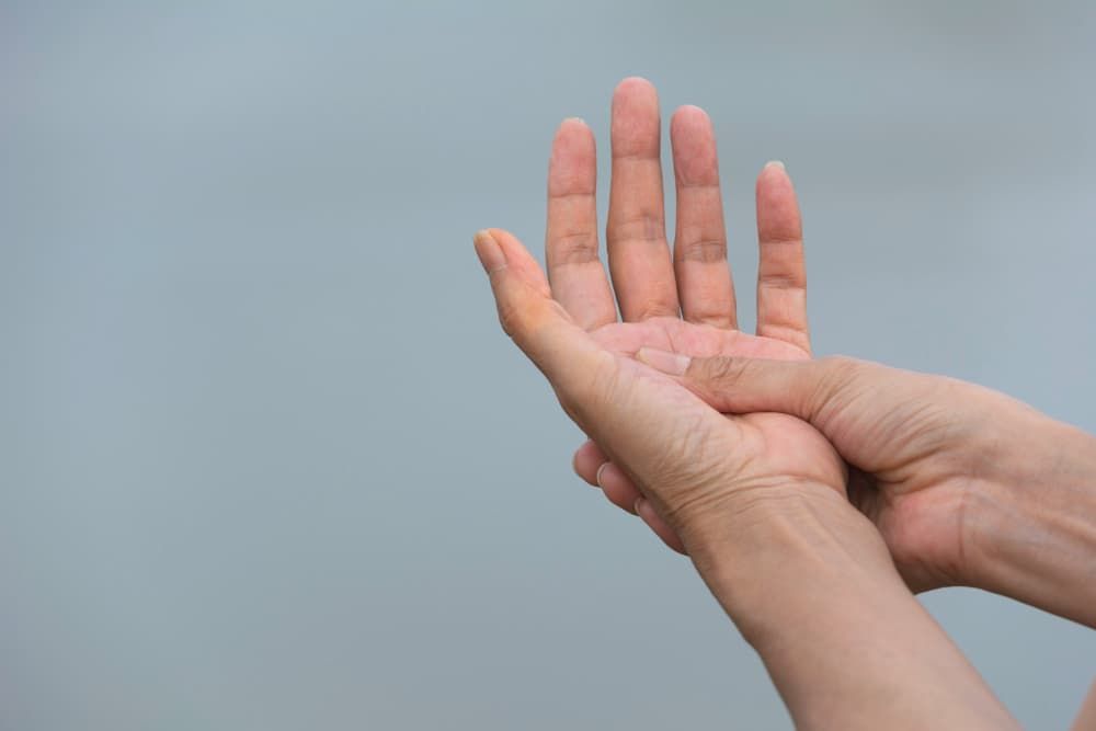 มือชาเกิดจากอะไร