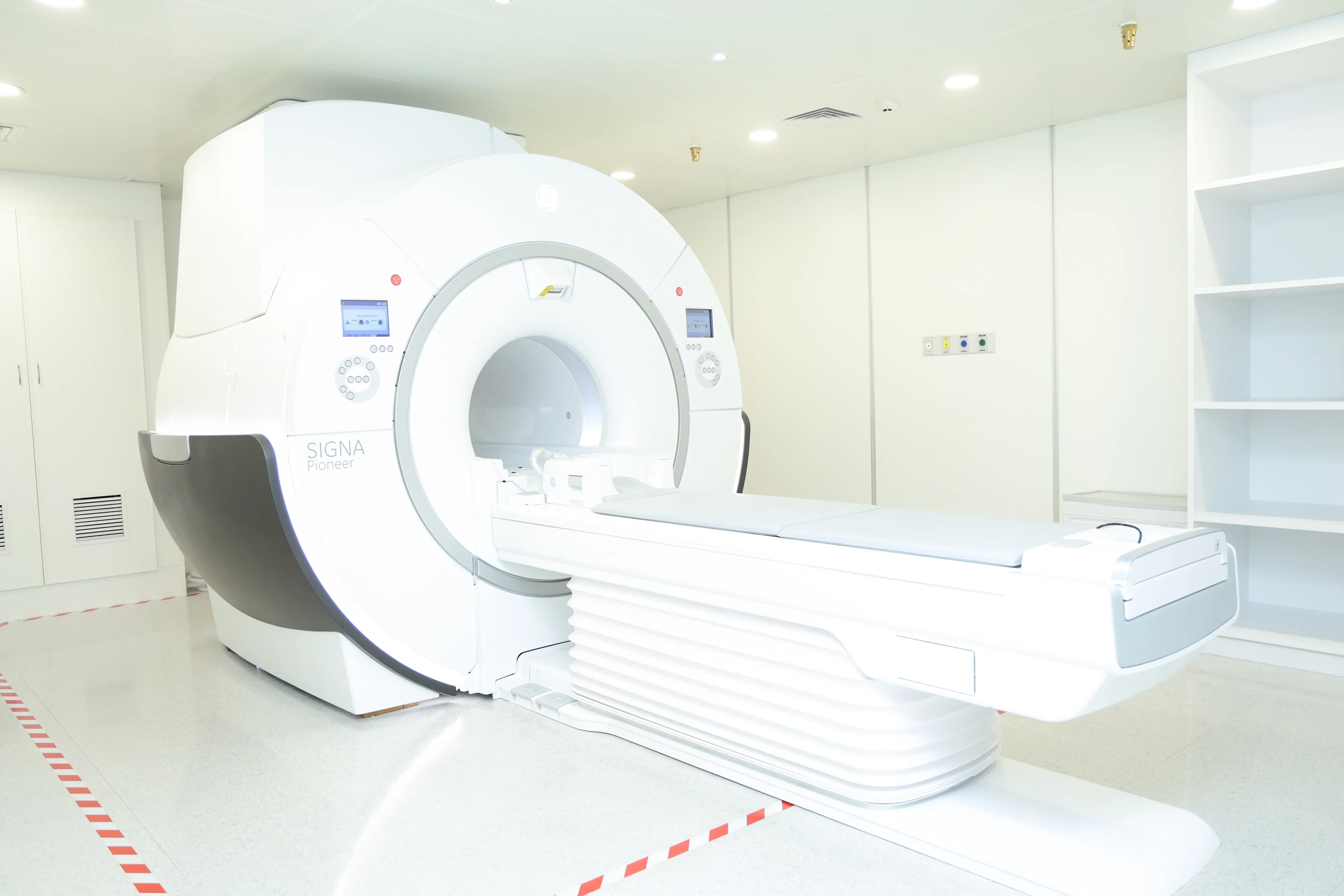 การตรวจด้วยเครื่องสนามแม่เหล็กไฟฟ้า-medical-center-x-ray-2.webp